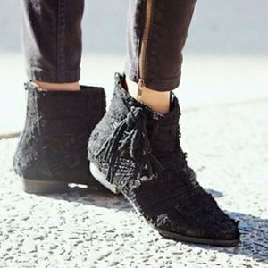 NIB FREE PEOPLE Decades Distressed Ankle Boot Suede Fringe Black 38